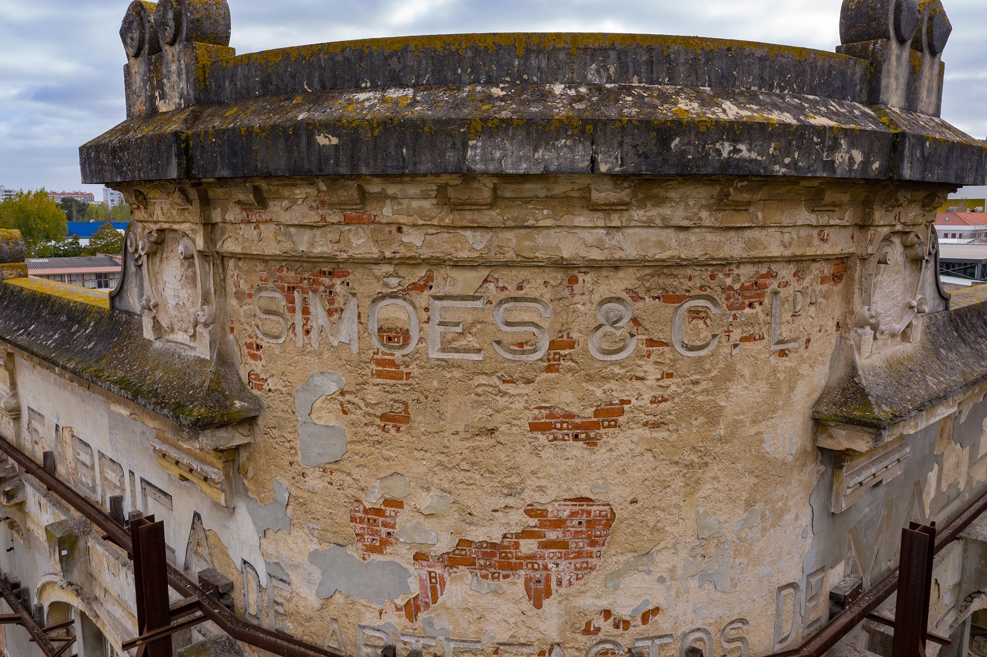 November 2019: Containment and preservation work on the façade of the old factory